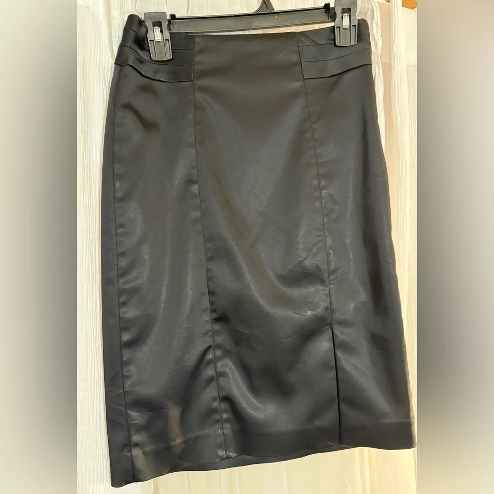 SKIRT of White House Black Market Sleek in Black